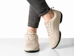 Beige dansesneaker i åndbar strik til damer - Suny