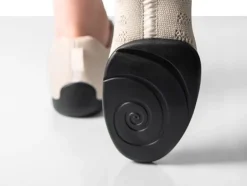 Beige dansesneaker i åndbar strik til damer - Suny