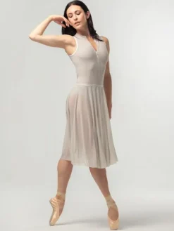 Beigefarvet langt pull on mesh skørt fra Mara Dancewear