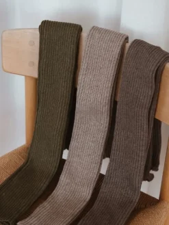 Benvarmere ribstrik brun 65 cm Seré