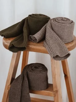 Benvarmere ribstrik olivenfarvet 85 cm Seré