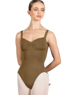 Bloch mandelfarvet klassisk dragt m. skønne detaljer