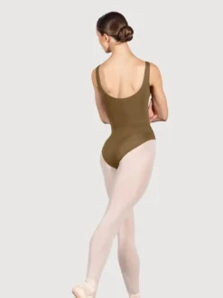 Bloch mandelfarvet klassisk dragt m. skønne detaljer