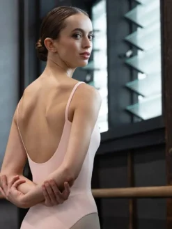 Bloch rosa klassisk dragt m. tynde stropper og rynk