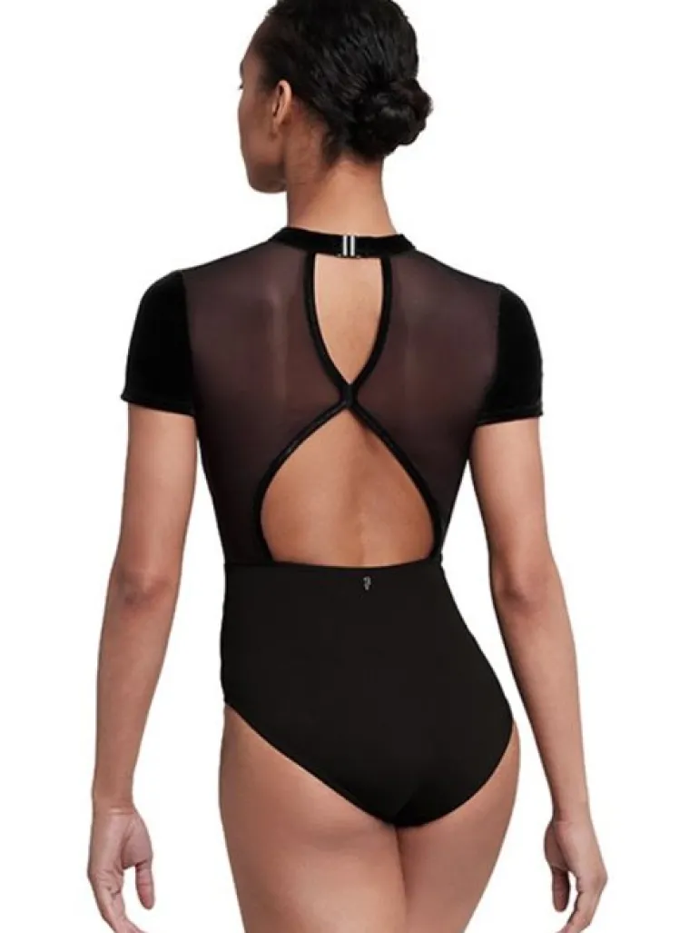 Bloch sort dragt med korte ærmer