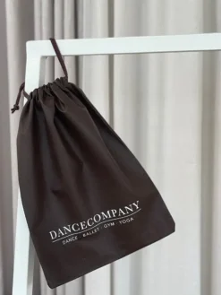 Dancecompany mørkebrun skopose med logo