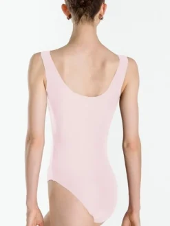 Dragt med korte ærmer i lyserød fra Wear Moi