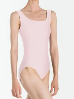 Dragt med korte ærmer i lyserød fra Wear Moi