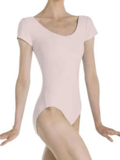 Dragt med korte ærmer i lyserød fra Wear Moi