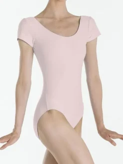 Dragt med korte ærmer i lyserød fra Wear Moi