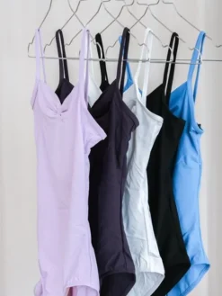 Dragt med rynk og tynde stropper i fransk blå fra Wear Moi