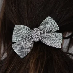 Flot hårsløjfe med sølv sten