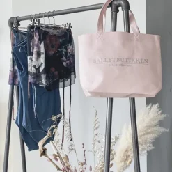 Flot sort balletskørt med blomster fra balletrosa