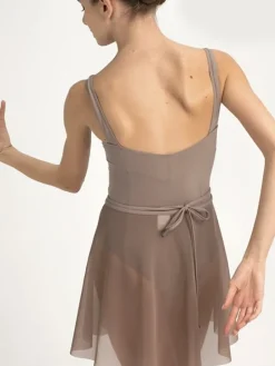 Grishko dragt i coffee med rynk og prinsesse sømme