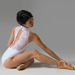 Hvid dragt m. blonde og høj hals fra Ballet Rosa