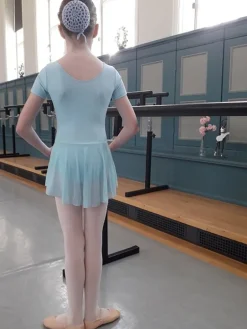 Lyseblå dragt med påsyet chiffon skørt Ballet Rosa