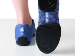 Mellem blå dansesneaker i åndbar strik til damer - Suny