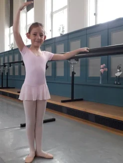 Mørk rosa dragt med påsyet chiffon skørt Ballet Rosa