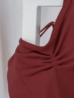 Seré bordeaux dragt m. rynkedetaljer og tynde stropper