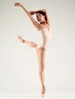 Seré rosa dragt m. rynkedetaljer og justerbare stropper