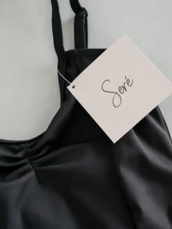 Seré sort dragt m. rynkedetaljer og justerbare stropper