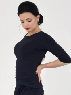 Sort bluse med bådhals og 3/4 lange ærmer