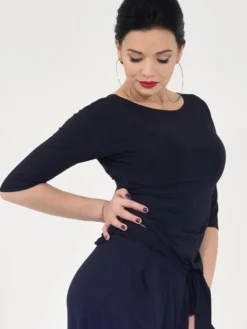 Sort bluse med bådhals og 3/4 lange ærmer