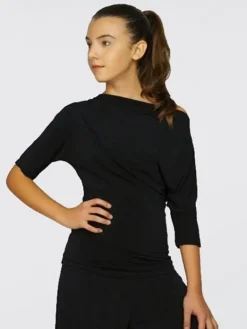 Sort bluse med bådhals og halv lange ærmer