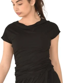 Sort bluse med vandfalds hals og korte ærmer Danceverywear
