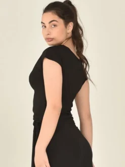 Sort bluse med vandfalds hals og korte ærmer Danceverywear