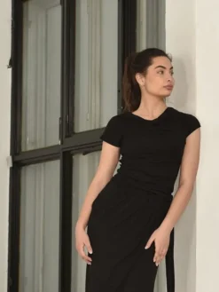 Sort bluse med vandfalds hals og korte ærmer Danceverywear