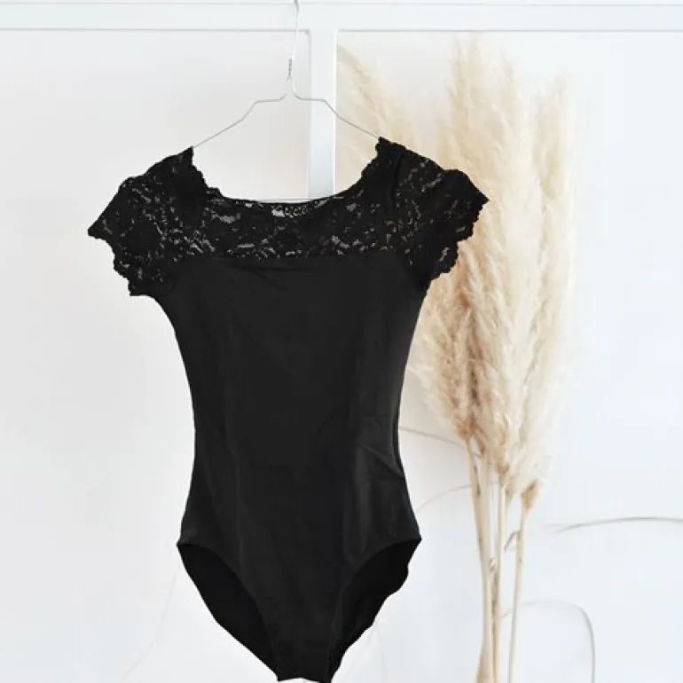 Sort dragt med blonde foroven So Danca