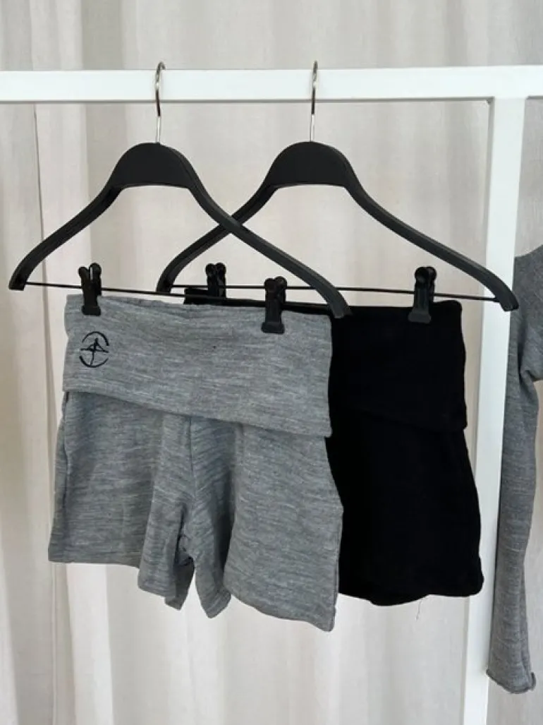 Sorte strik shorts til teen og damer Wear Moi